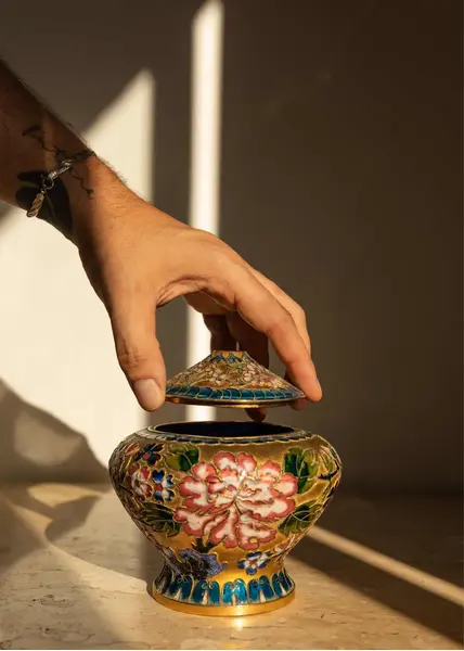 Foto de um(a) Antigo Potiche Púcaro Caixa Porta Jóias Oriental Cloisonné, da categoria de Vasos e recipientes. ~ Cloisonné ~ Antigo potiche em bronze esmaltado, técnica Cloisonné. Além de muito decorativo, com lindas cores e flores ao... Mostrado de uma perspectiva diferente. Vendido no marketplace Trésors.