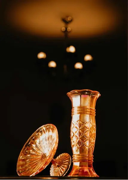 Foto de um(a) Antigo Raro Vaso Jarro Art Deco Vidro Fogo Carnival Glass, da categoria de Vasos. Antigo raro vaso em vidro artístico fogo Carnival Glass, peças nesse material estão ficando cada vez mais difíceis de... Mostrado de uma perspectiva diferente. Vendido no marketplace Trésors.