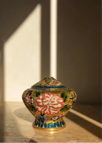 Foto de um(a) Antigo Potiche Púcaro Caixa Porta Jóias Oriental Cloisonné, da categoria de Vasos e recipientes. ~ Cloisonné ~ Antigo potiche em bronze esmaltado, técnica Cloisonné. Além de muito decorativo, com lindas cores e flores ao... Mostrado de uma perspectiva diferente. Vendido no marketplace Trésors.