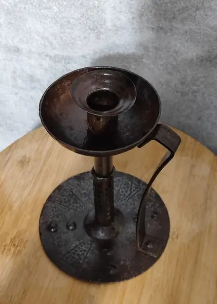 Foto de um(a) Castiçal em Ferro, Década de 1940, da categoria de Castiçais. Castiçal em ferro com oxidação preservada, com rebites originais da época, década de 1940. A: 19 cm Diâmetro da base: 14 cm... Mostrado de uma perspectiva diferente. Vendido no marketplace Trésors.