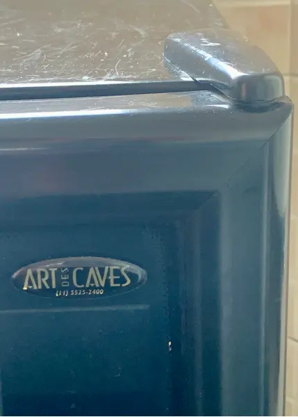 Foto de um(a) Adega climatizada Cave des Arts para 38 garrafas de 750ml, da categoria de Eletrodomésticos. Adega climatizada Cave des Arts para 38 garrafas de 750ml, 3 anos de uso, recém passada por revisão do fabricante, em... Mostrado de uma perspectiva diferente. Vendido no marketplace Trésors.