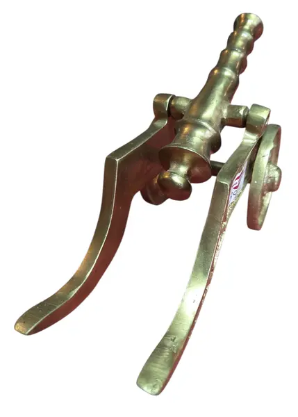 Foto de um(a) Miniatura de Canhão em Bronze Maciço, da categoria de Outros colecionáveis. Peça decorativa de canhão antigo, confeccionada inteiramente em bronze. Uma peça que une robustez e detalhamento, ideal para... Mostrado de uma perspectiva diferente. Vendido no marketplace Trésors.
