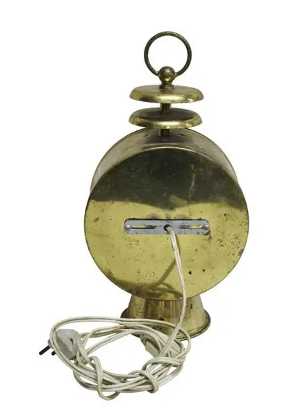 Foto de um(a) Antigo farolete de ferrovia, da categoria de Luminárias de chão. Farolete de ferrovia antiga, em metal dourado e vidro fosco, transformado em luminária, funcionando (sem garantias). ... Mostrado de uma perspectiva diferente. Vendido no marketplace Trésors.