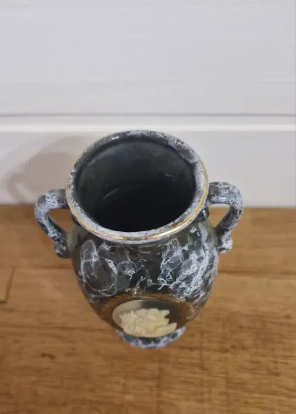 Foto de um(a) Belo vaso ao estilo veneziano em formato de ânfora, da categoria de Vasos. Belíssimo vaso em cerâmica em formato de ânfora, caracterizado por um design clássico e ornamentado que remete ao estilo... Mostrado de uma perspectiva diferente. Vendido no marketplace Trésors.