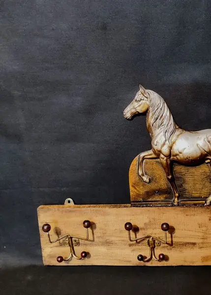 Foto de um(a) Cabideiro Cavalinho em Madeira de Demolição, da categoria de Cabideiros e porta-chapéus. Cabideiro de madeira de demolição com cavalo em resina com pátina prata e fundo amadeirado, com quatro ganchos em ferro com... Mostrado de uma perspectiva diferente. Vendido no marketplace Trésors.