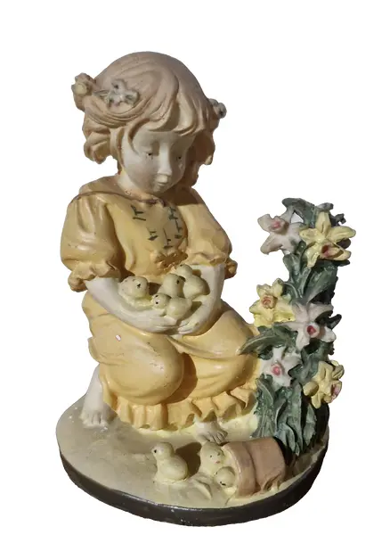 Foto de um(a) Bela escultura decorativa em resina, da categoria de Modelos e estatuetas. Esta delicada escultura decorativa retrata uma menina ajoelhada vestindo um gracioso vestido amarelo, segurando... Vendido no marketplace Trésors.