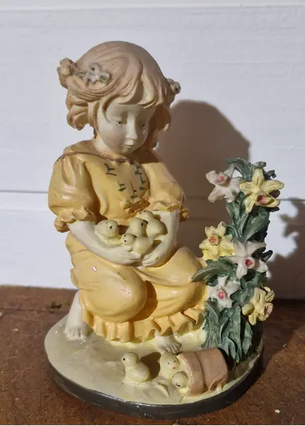 Foto de um(a) Bela escultura decorativa em resina, da categoria de Modelos e estatuetas. Esta delicada escultura decorativa retrata uma menina ajoelhada vestindo um gracioso vestido amarelo, segurando... Mostrado de uma perspectiva diferente. Vendido no marketplace Trésors.