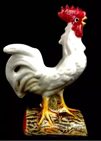 Foto de um(a) Escultura de galo em porcelana, da categoria de Escultura. Galo em porcelana com manufatura portuguesa em policromia pintado a mão. Em bom estado de conservação. Mostrado de uma perspectiva diferente. Vendido no marketplace Trésors.