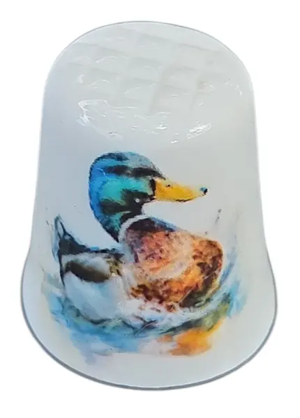 Foto de um(a) Dedal de Coleção em Porcelana – Marreco, da categoria de Outros colecionáveis. Este elegante dedal é uma peça indispensável para colecionadores de porcelana e entusiastas de temática ornitológica.... Vendido no marketplace Trésors.
