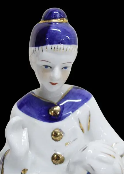 Foto de um(a) Escultura de casal bailarinos, da categoria de Escultura. Escultura de casal representando bailarinos em pose de dança com pintura manual na tonalidade azul cobalto e dourado. Peça... Mostrado de uma perspectiva diferente. Vendido no marketplace Trésors.
