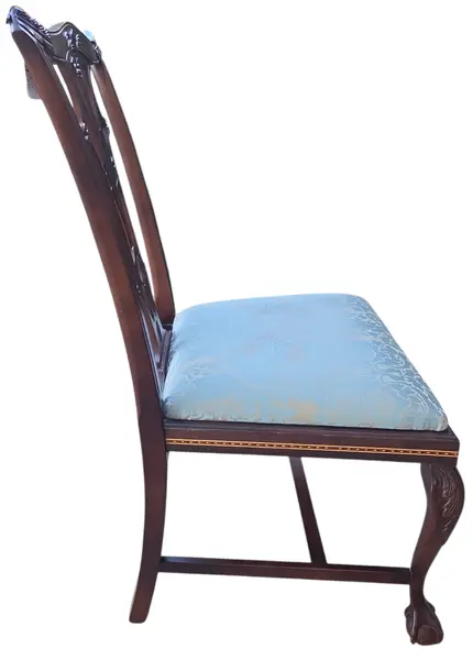 Foto de um(a) Cadeira Chippendale em Imbuia Maciça com Marchetaria e Assento Damasco Azul, da categoria de Outras cadeiras. Elegante cadeira de sala de jantar/reunião (cadeira de sem braços) confeccionada em imbuia maciça. A peça equilibra... Mostrado de uma perspectiva diferente. Vendido no marketplace Trésors.