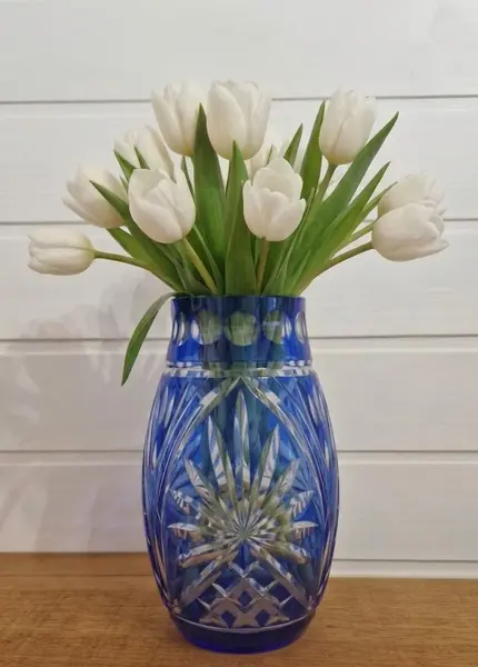 Foto de um(a) Belíssimo vaso em cristal double blue ricamente lapidado, da categoria de Vasos. Magnífico vaso de cristal, uma obra-prima de sofisticação e contraste, exibindo uma tonalidade azul-cobalto profunda,... Mostrado de uma perspectiva diferente. Vendido no marketplace Trésors.