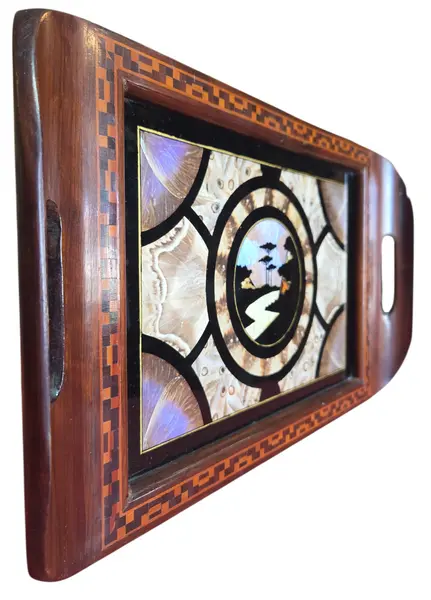 Foto de um(a) Bandeja de Época com Marchetaria e Arte em Asas de Borboleta – Zipperer, da categoria de Bandejas. Esta é uma peça de colecionismo icônica, um testemunho da artesania catarinense de meados do século XX. O selo parcial no... Vendido no marketplace Trésors.