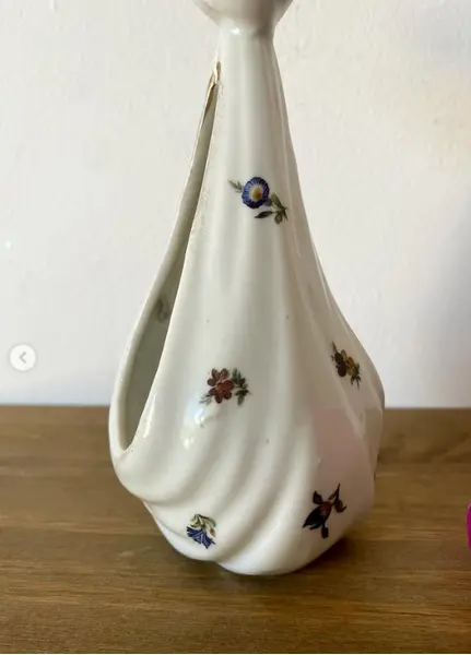 Foto de um(a) Bibelô em porcelana em formato de lenço, da categoria de Porta-Jóias. Bibelô em porcelana no formato de lenço. Pode ser um porta jóias ou uma floreira também. Mede: 15,5cm altura. Mostrado de uma perspectiva diferente. Vendido no marketplace Trésors.