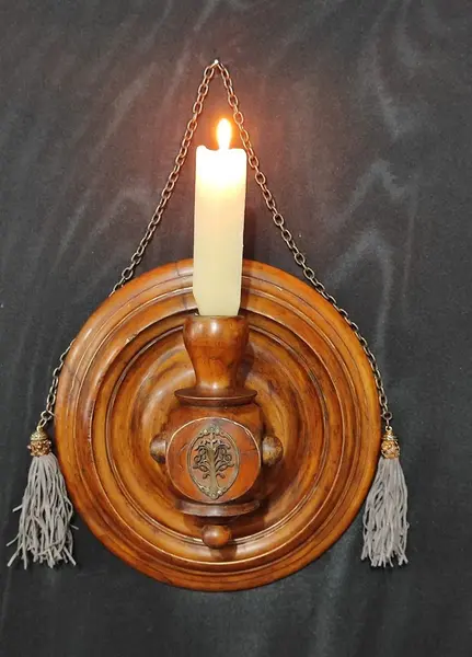 Foto de um(a) Castiçal de Parede em Madeira Torneada, Peça Única, Década de 1940, da categoria de Castiçais. Castiçal de parede em madeira torneada e circular, com aplique em latão oxidado, tassel em fios de camurça cinza, corrente... Mostrado de uma perspectiva diferente. Vendido no marketplace Trésors.