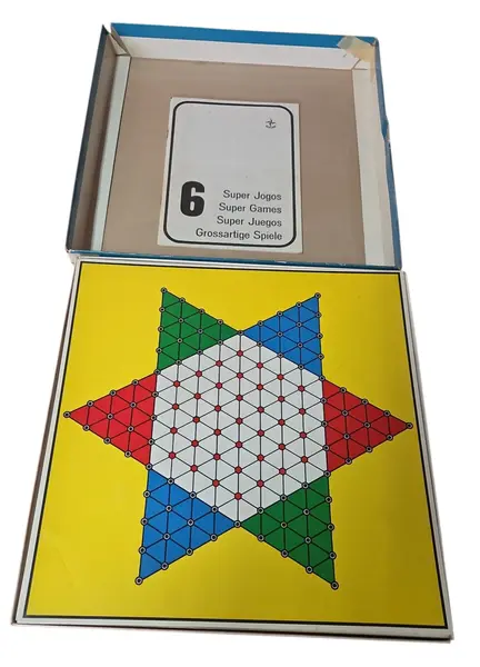 Foto de um(a) 6 Super Jogos - Estrela (Série Especial), da categoria de Jogos de tabuleiro. Esta é uma coletânea clássica da Manufatura de Brinquedos Estrela S.A., que reúne seis modalidades diferentes de... Mostrado de uma perspectiva diferente. Vendido no marketplace Trésors.