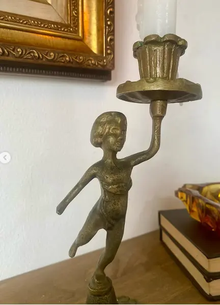 Foto de um(a) Castiçal escultorico, da categoria de Castiçais. Castiçal em bronze. Mede: 21 cm altura. Mostrado de uma perspectiva diferente. Vendido no marketplace Trésors.