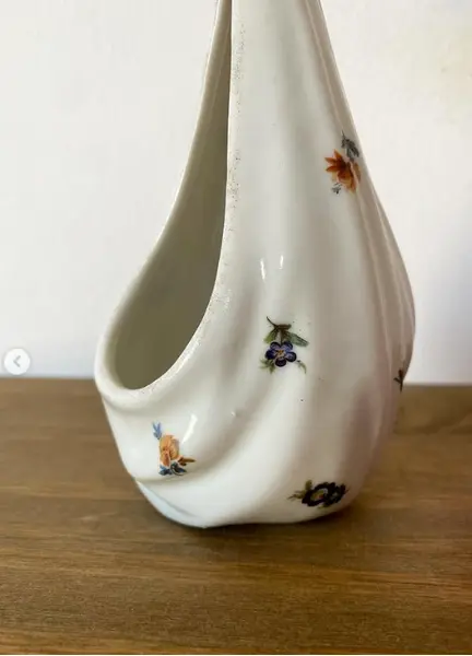 Foto de um(a) Bibelô em porcelana em formato de lenço, da categoria de Porta-Jóias. Bibelô em porcelana no formato de lenço. Pode ser um porta jóias ou uma floreira também. Mede: 15,5cm altura. Mostrado de uma perspectiva diferente. Vendido no marketplace Trésors.