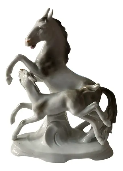 Foto de um(a) Antiga Escultura Art Deco Cavalo Em Porcelana Alemã, da categoria de Escultura. Antigo e belíssimo bloco escultórico representando cavalos em movimento. Peça artística, feita à mão em porcelana alemã.... Vendido no marketplace Trésors.