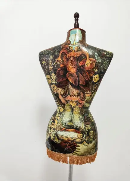 Foto de um(a) Manequim Frida Kahlo, por Marcelus Ribas, da categoria de Outros objetos decorativos. Manequim antigo feito em resina e pé de madeira e metal cromado, customizado com decoupage das obras da artista mexicana... Mostrado de uma perspectiva diferente. Vendido no marketplace Trésors.