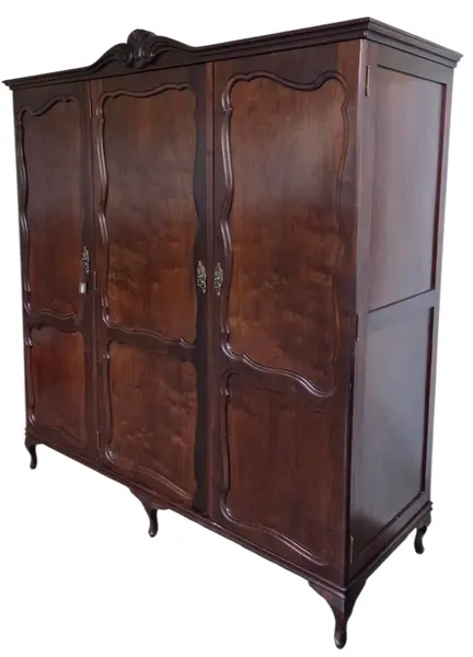 Foto de um(a) Guarda Roupa 3 Portas Chippandale em Imbuia, da categoria de Armários e Guarda Roupas. Vendido no marketplace Trésors.