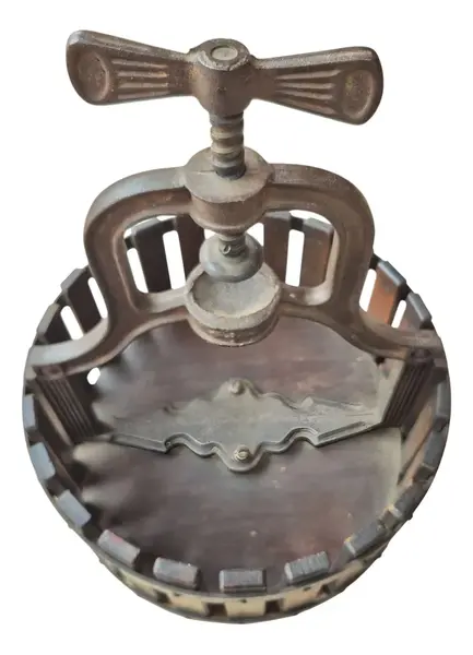 Foto de um(a) Quebra Nozes antigo em madeira ripada e ferro fundido, da categoria de Outros colecionáveis. Quebra nozes em madeira nobre ripada e ferro fundido Mede: 29 cm de altura(fechado)x 23,5 cm de diâmetro. Mostrado de uma perspectiva diferente. Vendido no marketplace Trésors.