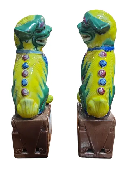 Foto de um(a) Par de Cães de Fó em Cerâmica Policromada Estilo Sancai - Leões Guardiões Chineses, da categoria de Outros colecionáveis. Magnífico par de Cães de Fo (também conhecidos como Leões de Fu ou Leões Guardiões), símbolos milenares de proteção, sorte e... Mostrado de uma perspectiva diferente. Vendido no marketplace Trésors.