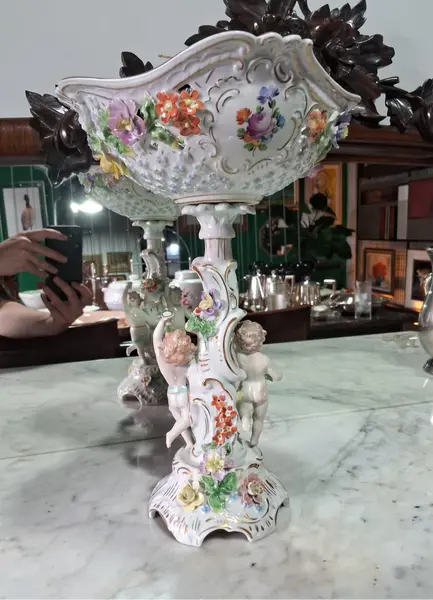 Foto de um(a) Centro de mesa ou fruteira porcelana alemã Dresden (1890-1920), da categoria de Centro de mesa. Espetacular centro de mesa (fruteira pedestal) em legítima porcelana alemã de Dresden, ricamente policromada e com detalhes... Mostrado de uma perspectiva diferente. Vendido no marketplace Trésors.