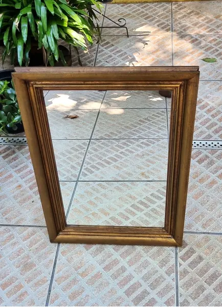 Foto de um(a) Espelho vintage, com moldura em madeira, da categoria de Espelhos. Linda peça em perfeito estado, sem riscos, moldura em madeira com douração. Mostrado de uma perspectiva diferente. Vendido no marketplace Trésors.