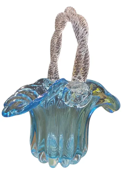 Foto de um(a) Cesta em Murano Azul, da categoria de Cestos e Caixas. Cesta em Murano Mais do que um objeto, uma obra de arte. Esta cesta em Murano captura a luz de forma mágica, trazendo a... Mostrado de uma perspectiva diferente. Vendido no marketplace Trésors.