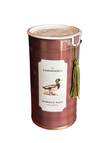 Foto de um(a) Vela Artesanal Exclusiva Loja Garimperia - 100% Vegetal, da categoria de Velas e fragrâncias para casa. A nova vela da Garimperia chega para celebrar o encanto dos pequenos detalhes que transformam qualquer ambiente. Pensada... Vendido no marketplace Trésors.