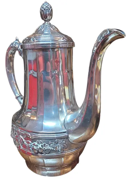 Foto de um(a) Antiga Cafeteira em Prata 90, da categoria de Bules. Requintada cafeteira de mesa, fabricada em metal de alta qualidade com banho de prata 90 espessada. Uma peça que une... Mostrado de uma perspectiva diferente. Vendido no marketplace Trésors.