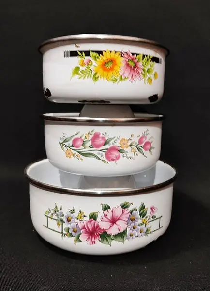 Foto de um(a) Combo Bowls Esmaltados, Década de 1990, da categoria de Travessas e tigelas. Combo com 3 bowls esmaltados branco com motivo floral. Made in china, anos 1990 Altura: 5,5cm / 5,5 cm / 7,5 cm Diâmetro:... Mostrado de uma perspectiva diferente. Vendido no marketplace Trésors.