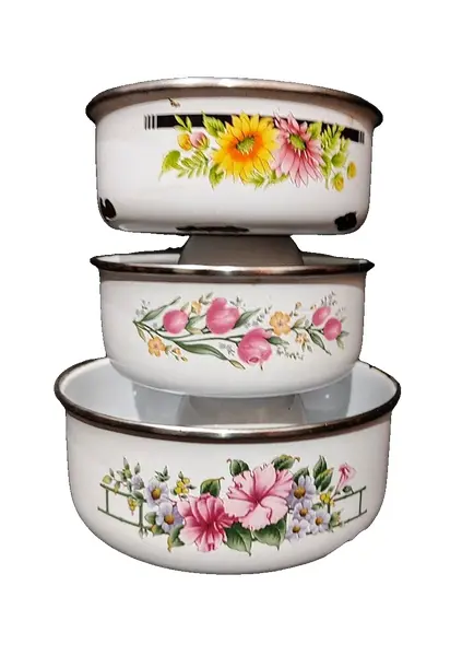 Foto de um(a) Combo Bowls Esmaltados, Década de 1990, da categoria de Travessas e tigelas. Combo com 3 bowls esmaltados branco com motivo floral. Made in china, anos 1990 Altura: 5,5cm / 5,5 cm / 7,5 cm Diâmetro:... Vendido no marketplace Trésors.