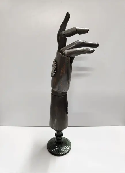 Foto de um(a) Mão Articulada em Madeira, Vidro e Prata, da categoria de Modelos e estatuetas. Mão articulada em madeira envelhecida na cor grafite e base de vidro, com intervenção do designer: incrustações de prata... Mostrado de uma perspectiva diferente. Vendido no marketplace Trésors.