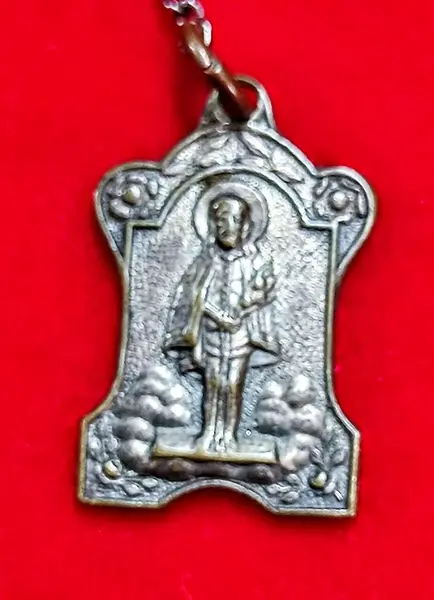 Foto de um(a) Rosário Década de 1940, da categoria de Objetos religiosos e espirituais. Rosário do anos 1940 com contas de lágrimas de Nossa Senhora, entremeio com nossa senhora das graças e finaliza com medalha... Mostrado de uma perspectiva diferente. Vendido no marketplace Trésors.