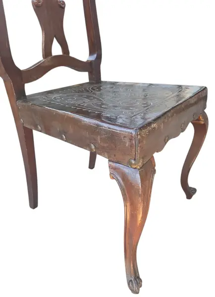 Foto de um(a) Par de Cadeiras Chippendale em Imbuia Maciça com Assento em Couro, da categoria de Outras cadeiras. Raro e imponente par de cadeiras de sala de jantar (sem braços) confeccionado em imbuia maciça, padrão construtivo de meados... Mostrado de uma perspectiva diferente. Vendido no marketplace Trésors.