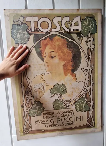 Foto de um(a) Belíssimo quadro vintage do icônico pôster italiano da ópera Tosca, da categoria de Molduras para quadros. Este belíssimo quadro representa o icônico pôster da famosa ópera Tosca, do compositor Giacomo Puccini, que foi lançada no... Mostrado de uma perspectiva diferente. Vendido no marketplace Trésors.