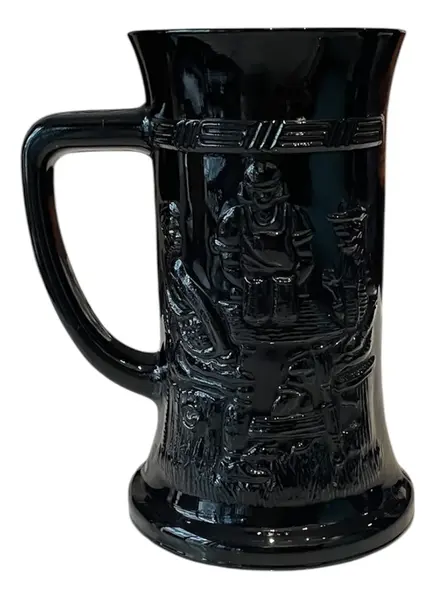 Foto de um(a) Antiga Caneca De Chopp Art Deco Opalina Black Indiana Glass, da categoria de Canecas. tiara indiana glass. Antiga e rara caneca de chopp em vidro americano "opalina black milk glass" decoração com cena de bar... Vendido no marketplace Trésors.