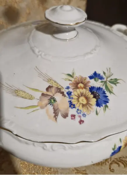 Foto de um(a) Excepcional terrina/sopeira em porcelana tcheca, da categoria de Terrinas de sopa. Lindíssima terrina vintage da renomada manufatura tcheca Epiag, uma peça clássica de porcelana branca, caracterizada por seu... Mostrado de uma perspectiva diferente. Vendido no marketplace Trésors.