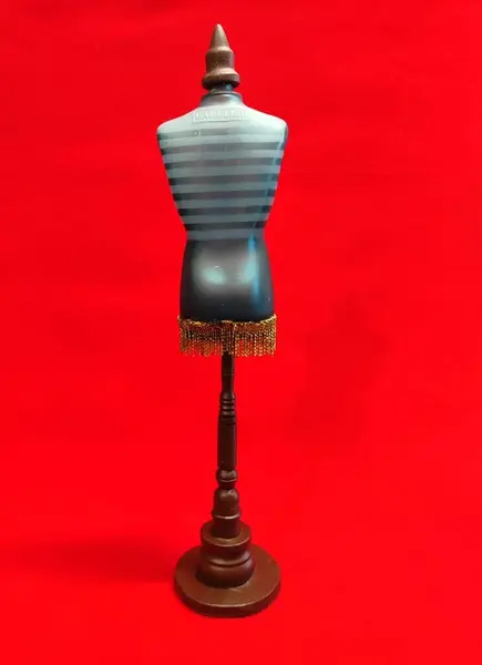 Foto de um(a) Escultura Jean Paul Gaultier, Peça Única, da categoria de Escultura. Frasco de perfume le male / jean paul gaultier transformado em um manequim de mesa decorativo e perene. Pedestal em madeira... Mostrado de uma perspectiva diferente. Vendido no marketplace Trésors.