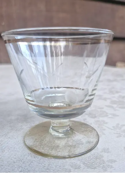 Foto de um(a) Encantadora Licoreira ao estilo veneziano, peça rara, da categoria de Garrafas, potes e jarros. Lindo conjunto de Licoreira em vidro soprado, no estilo veneziano, pintada à mão, tampa em forma de gota. Altura 25cm.... Mostrado de uma perspectiva diferente. Vendido no marketplace Trésors.