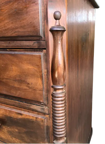 Foto de um(a) Cômoda Antiga em Madeira Maciça com Tampo em Mármore, da categoria de Cômodas e Sapateira. Móvel sensacional que une a nobreza da marcenaria clássica à elegância da pedra natural. Mostrado de uma perspectiva diferente. Vendido no marketplace Trésors.