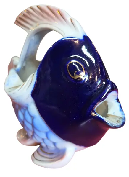 Foto de um(a) Cinzeiro de Porcelana - Peixe, da categoria de Cinzeiros. Charme oceânico à sua mesa. Este cinzeiro em porcelana vitrificada combina funcionalidade com um design figurativo... Mostrado de uma perspectiva diferente. Vendido no marketplace Trésors.