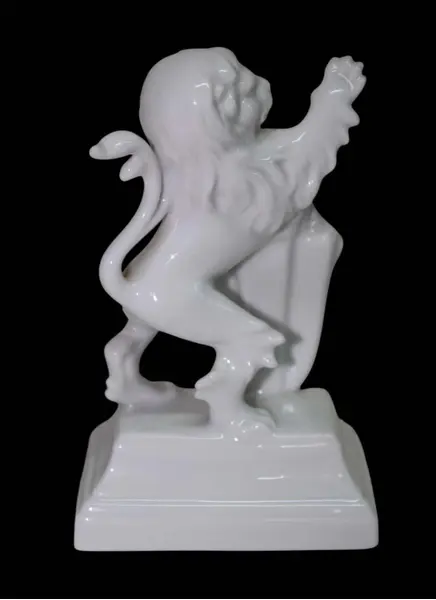 Foto de um(a) Escultura De Leão Heráldico Branco, da categoria de Escultura. Pequena e delicada escultura de leão branco HERÁLDICO, da manufatura BAVARIA West Germany, com escudo azul. Medidas 11 cm de... Mostrado de uma perspectiva diferente. Vendido no marketplace Trésors.