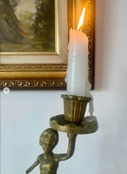 Foto de um(a) Castiçal escultorico, da categoria de Castiçais. Castiçal em bronze. Mede: 21 cm altura. Mostrado de uma perspectiva diferente. Vendido no marketplace Trésors.