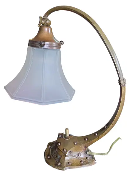 Foto de um(a) Abajur Antigo de Mesa Estilo Art Déco e Industrial em Latão e Bronze – Cúpula Sextavada em Vidro Acetinado, da categoria de Abajures. Magnífico abajur de mesa original de época, Uma peça de colecionador que une robustez industrial e elegância decorativa. Mostrado de uma perspectiva diferente. Vendido no marketplace Trésors.