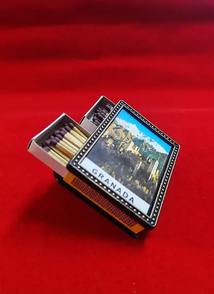 Foto de um(a) Porta Caixa de Fósforos, Granada - Espanha, da categoria de Porta-fósforos e cofres para fósforos. Porta caixa de fósforos em acrílico. Com imagem granada - espanha, souvenir dos anos 1980. A: 1,8 cm L: 5,8 cm P: 8 cm... Mostrado de uma perspectiva diferente. Vendido no marketplace Trésors.