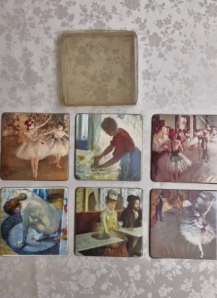 Foto de um(a) Belo conjunto de porta-copos - Pinturas francesas de Edgar Degas, da categoria de Porta-copos. Lindo conjunto de 6 porta-copos em couro, representando pinturas do artista francês Edgar Degas, um impressionista do século... Mostrado de uma perspectiva diferente. Vendido no marketplace Trésors.