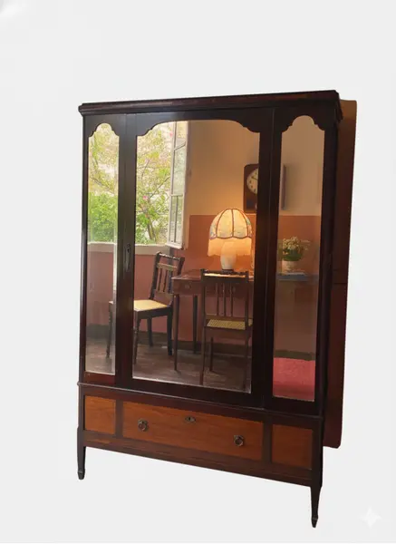 Foto de um(a) Guarda vestidos Art Déco 40s, da categoria de Armários e Guarda Roupas. 1930-1945 Com vidros bisotados, marchetaria delicada e pés trabalhados. O design limpo, sem muitos puxadores aparentes,... Vendido no marketplace Trésors.